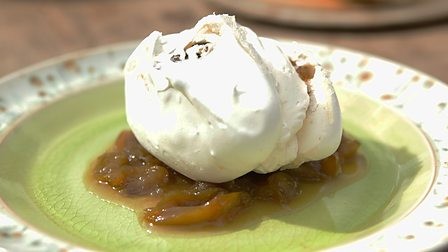 Greengage meringues with cream