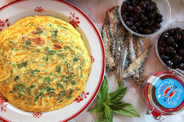 Greens frittata with mozzarella and prosciutto