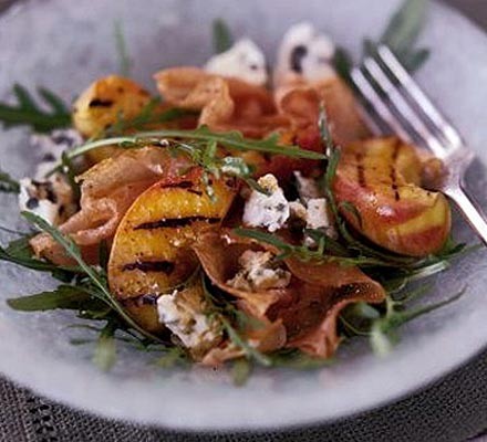 Griddled peaches with prosciutto and blue cheese