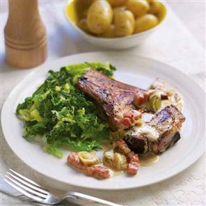 Griddled pork chops with creamy leek and bacon sauce