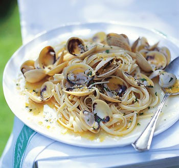 Grill-roasted clam linguine