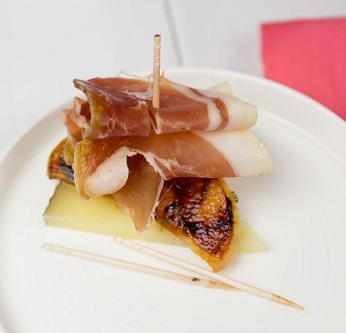 Grilled-apple pinxtos with ham and cheese