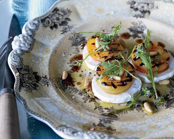Grilled apricot, arugula and goat cheese salad