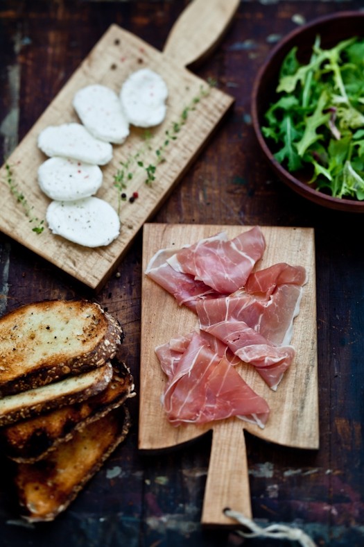Grilled apricots, mozzarella and prosciutto salad