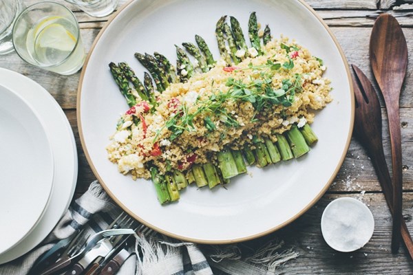 Grilled asparagus & creamy lemon quinoa