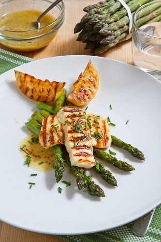 Grilled asparagus and halloumi salad