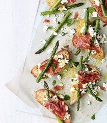 Grilled asparagus and Parma ham on toast