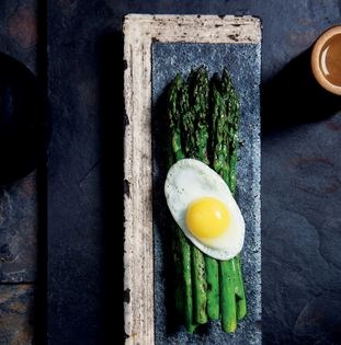 Grilled asparagus, pan-fried quail egg and soy