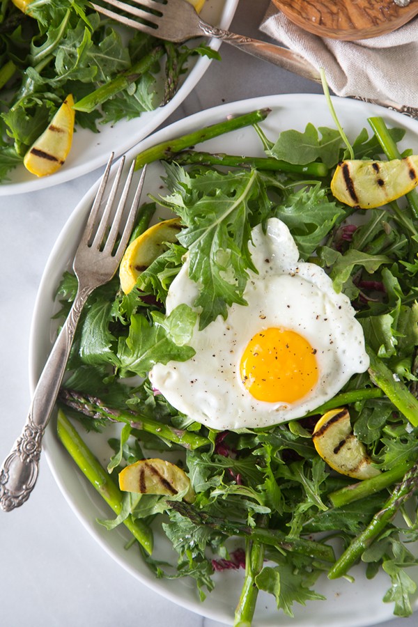 Grilled asparagus salad with fried egg