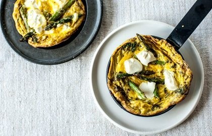 Grilled asparagus, soft cheese and mint frittata