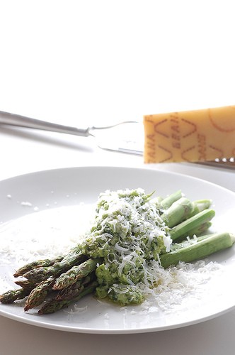 Grilled asparagus with brown bean puree