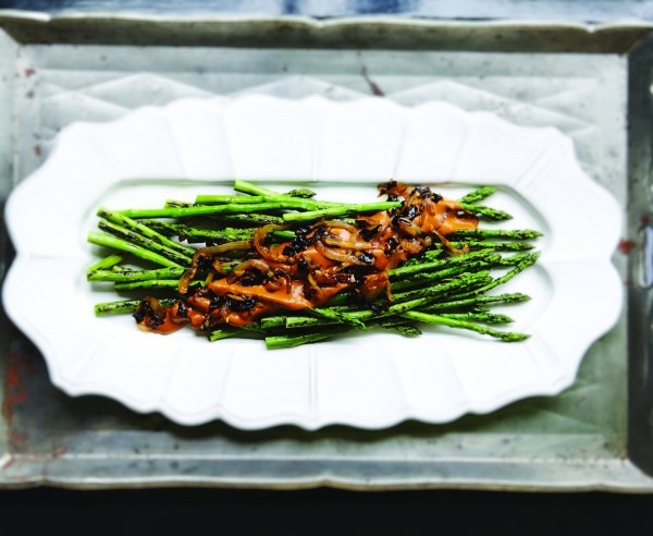 Grilled asparagus with creamy pasilla chile (Esparragos a la parilla, chile pasilla cremoso)