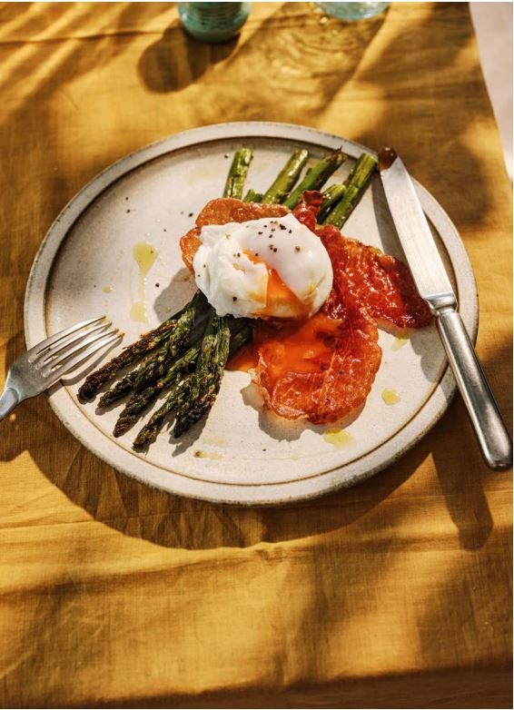 Grilled asparagus with crispy Parma ham & poached egg (Asparagi alla griglia con prosciutto crudo croccante e uova in camicia)
