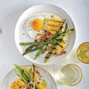 Grilled asparagus with fried eggs and pancetta