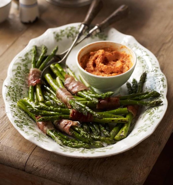 Grilled asparagus with serrano ham and Romesco sauce