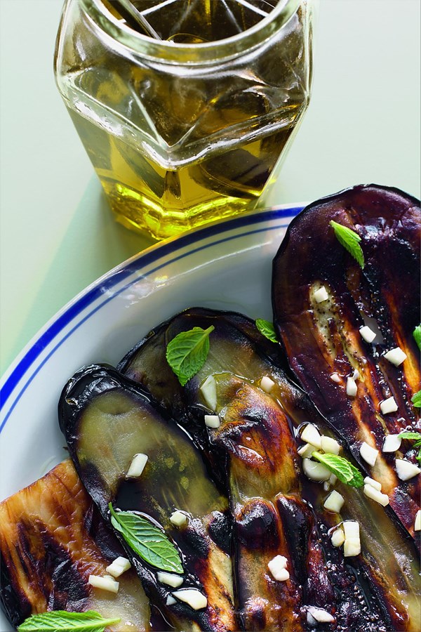 Grilled aubergines with olive oil, garlic and mint