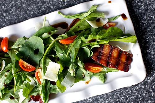 Grilled bacon salad with arugula and balsamic