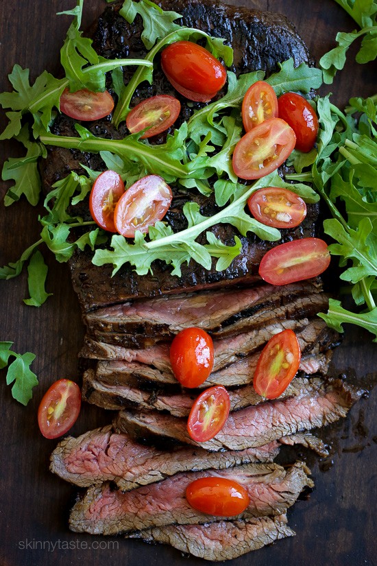 Grilled balsamic steak with tomatoes and arugula