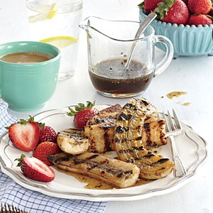 Grilled bananas on sugared rum toast