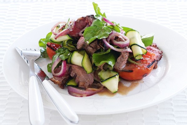 Grilled beef and tomato salad with horseradish dressing