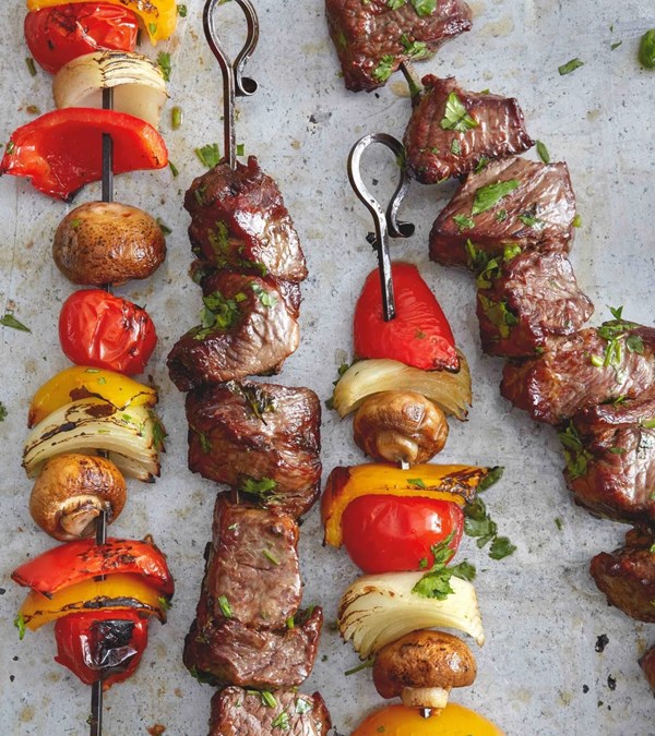 Grilled beef kebabs with lots of vegetables