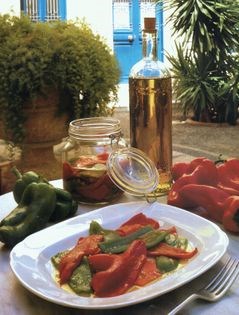 Grilled bell peppers (Piperies psites)