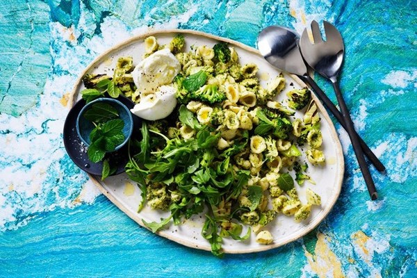 Grilled broccoli pasta salad