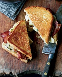 Grilled cheese-and-bacon sandwiches with cheese curds