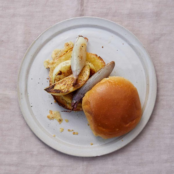 Grilled cheese sandwich with shallots and apple