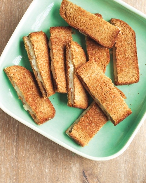 Grilled cheese sandwiches with pepper jelly