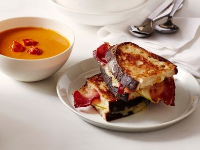 Grilled cheese with apple and bacon