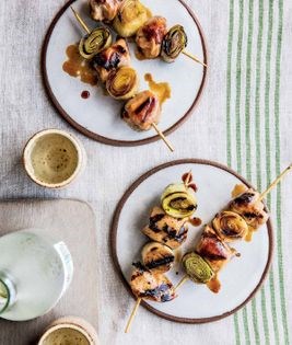 Grilled chicken and onion skewers (Toriniku to negi yakitori)