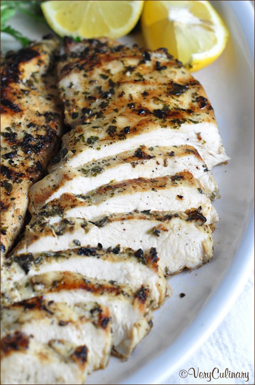 Grilled chicken breasts with herbs and lemon