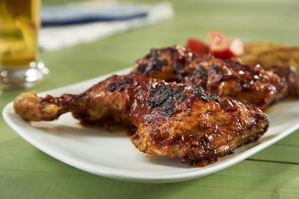 Grilled chicken legs with tomato-olive barbecue sauce 