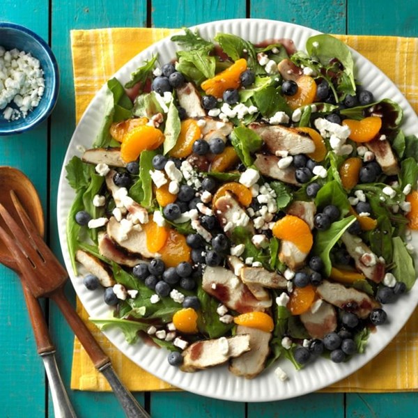 Grilled chicken salad with blueberry vinaigrette 