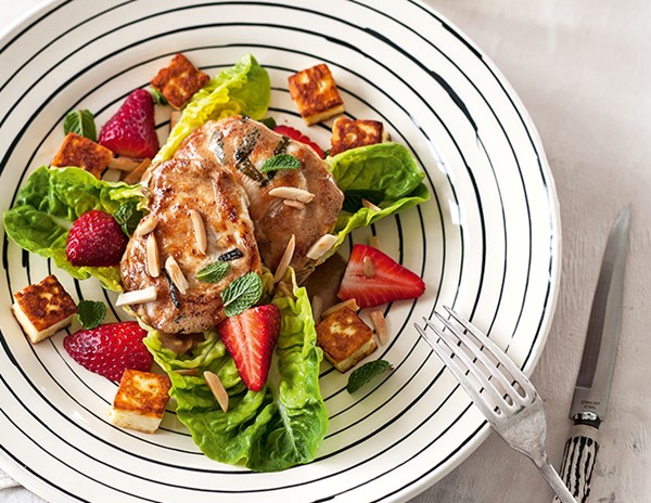 Grilled chicken salad with tarragon, balsamic cream, strawberries and haloumi