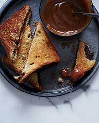 Grilled chocolate sandwiches with caramel sauce