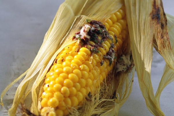 Grilled corn on the cob with Kalamata olive butter (Kalamboki stin schara me elaiovoutira)