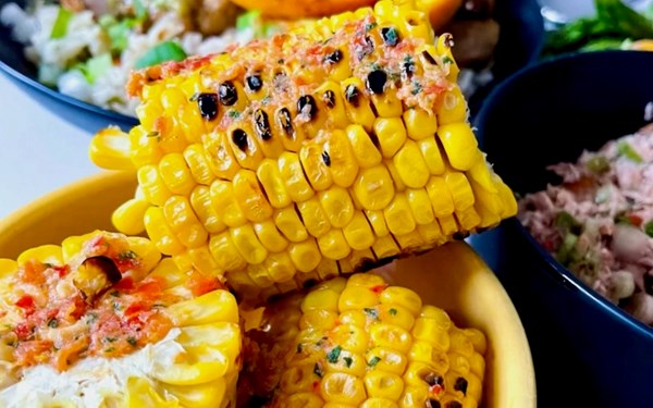 Grilled corn with ajilimójili butter
