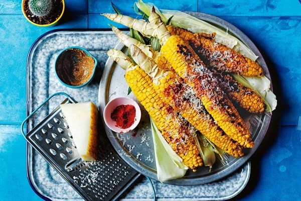 Grilled corn with Manchego, lime and paprika