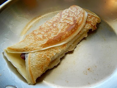 Grilled crêpes with date paste (Zăoní guōbĭng / 棗泥鍋餅)