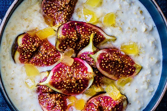 Grilled fig and stem ginger porridge pot