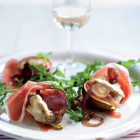 Grilled figs with goat's cheese, caramelised onions and serrano ham