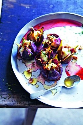 Grilled figs with goat's cheese, honey and walnut