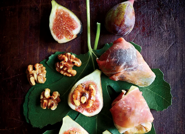 Grilled figs with ham, walnuts, and mint cream