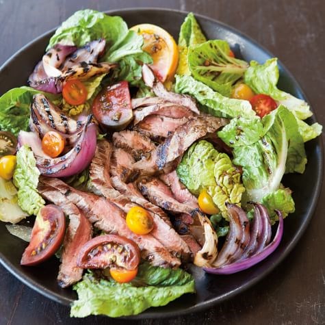 Grilled flank steak salad with tomatoes