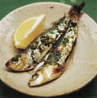 Grilled fresh sardines with green salsa (Sardine alla griglia con salmoriglio)