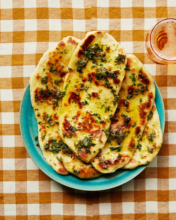 Grilled garlic naan