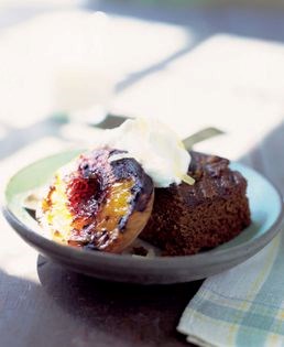 Grilled gingerbread with honey-glazed peaches