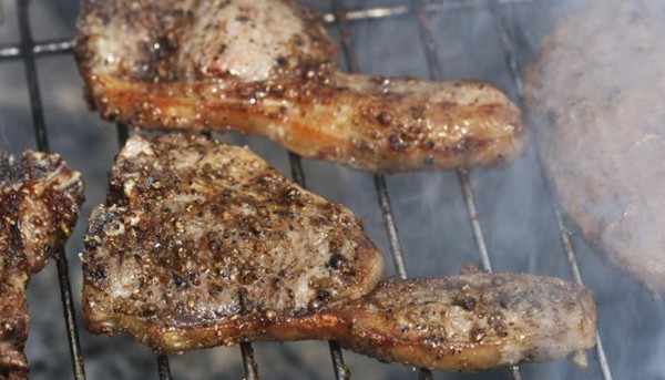 Grilled goat chops with garlic, oregano and lemon